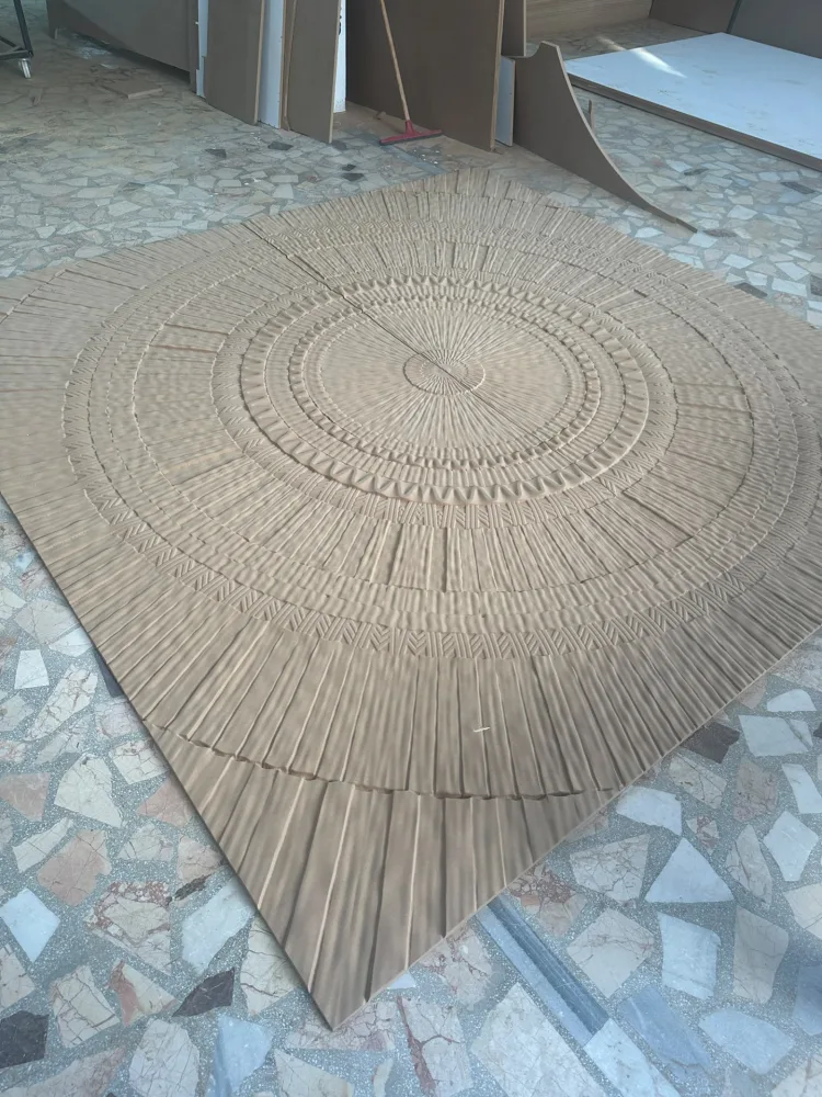 Relief panel with a circular geometric pattern
