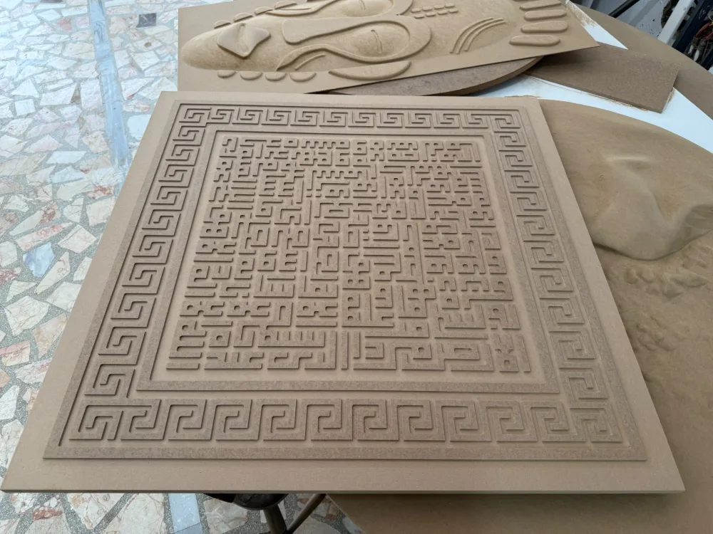 Labirent desenli kare rölyef panel