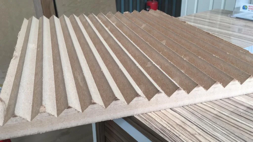 Paralel kanallar işlenmiş dekoratif panel