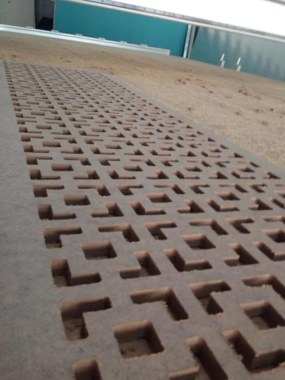 Geometrik boşluklar kesilmiş dekoratif panel