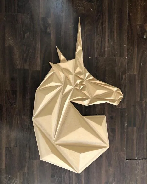 Geometrik at başı biçimli duvar dekoru