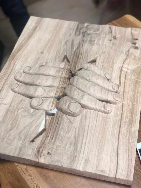 Kabartma el figürlü ahşap panel