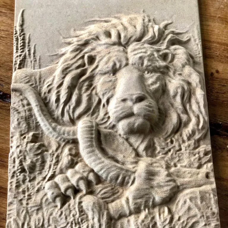 Aslan figürlü çerçeveli rölyef