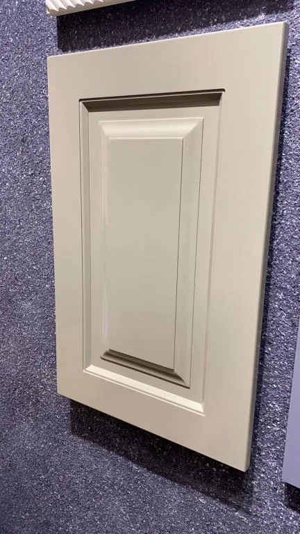 Açık renk çerçeveli dolap kapağı
