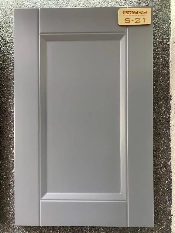 Gri çerçeveli dolap kapağı