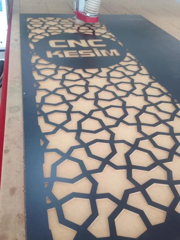 Geometrik desenli CNC tabela