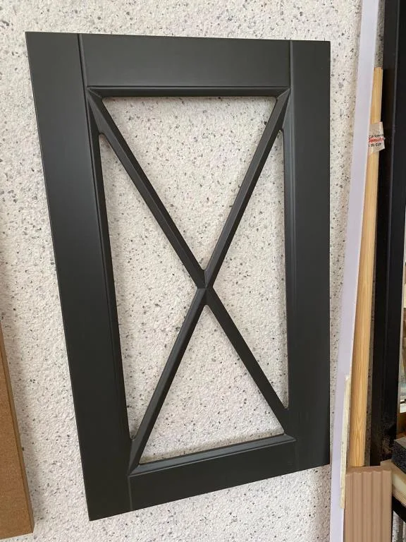 Çapraz çıtalı dekoratif kapak
