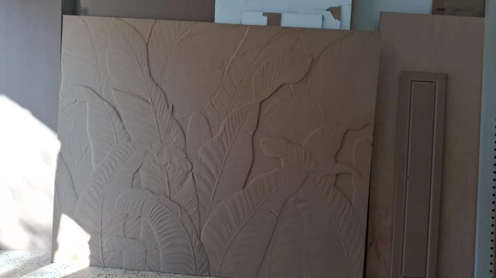 Geniş yaprak desenli rölyef