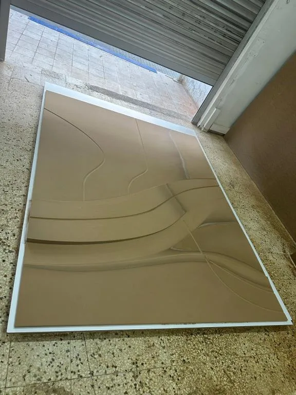 Dairesel çizgiler işlenmiş panel