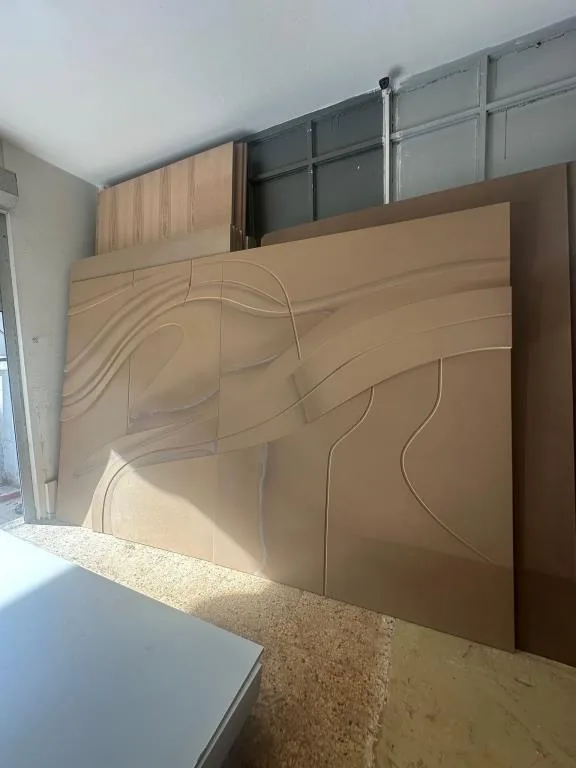 Geniş geometrik rölyef panel