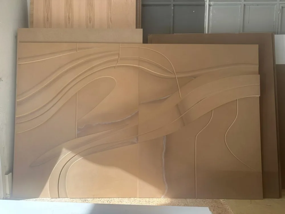Akışkan desenli geniş rölyef