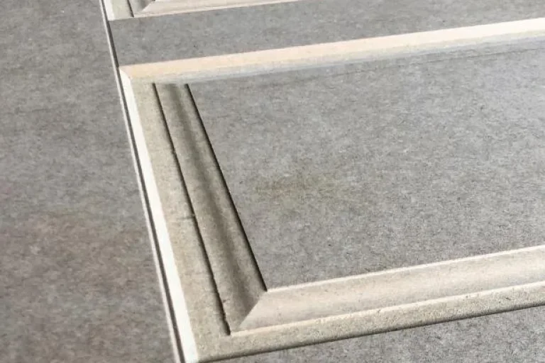 Çerçeve deseni işlenmiş kapak detayları
