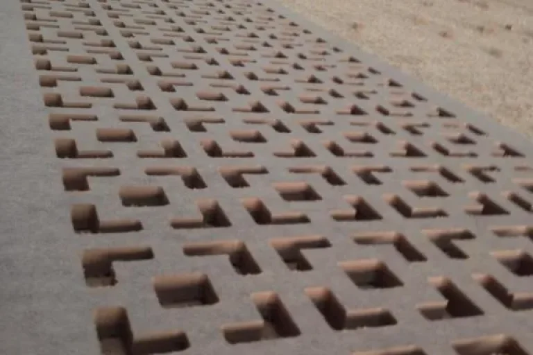 Geometrik boşluklar kesilmiş dekoratif panel